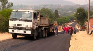 Alcaldía de Tarija asfalta camino que une al barrio El Paraíso con la comunidad de Obrajes