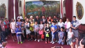 Alcaldía de Tarija a través de la Dirección de Deportes realizó la entrega de material e indumentaria deportiva en beneficio de los niños que son parte de las disciplinas del Fútbol y el Tenis.