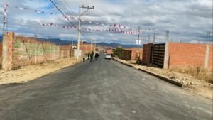 Alcalde Torres entrega calles y avenidas asfaltadas en el barrio 27 de mayo