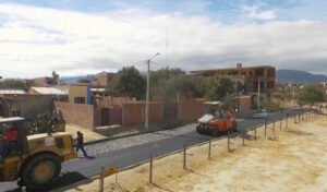 Alcaldía de Tarija asfalta 3.000 metros de vía en beneficio de las familias del barrio 2 de Mayo