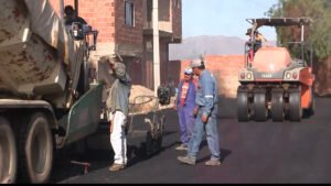 Alcaldía de Tarija asfalta calles y avenidas en el barrio San Jorge “I»