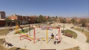 Alcalde Torres entrega “pintoresca” plaza en el barrio San Bernardo