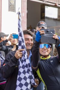 El alcalde de Tarija, Johnny Torres Terzo, participó de la largada tradicional de la carrera ciclística San Roque-Chaguaya- San Roque