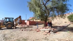 Alcaldía de Tarija procede a la demolición de una construcción clandestina que invadía área verde