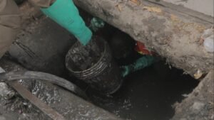 Municipio de Tarija realiza limpieza de bocas de tormenta para evitar inundaciones