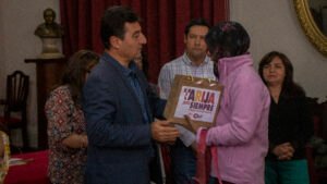 Alcalde Torres entrega 60 pelucas en beneficio de personas con cáncer