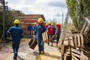 Alcaldía de Tarija procede a demoler una construcción clandestina que invadía área verde