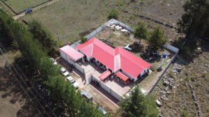 Alcalde Torres entrega el remozado y mejorado centro de salud de Pinos Sud