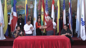 Alcaldesa Alterna entrega decretos ediles al presidente de la Federación Internacional de Ráquetbol y las delegaciones que participaron en el mundial de Ráquetbol 2023.