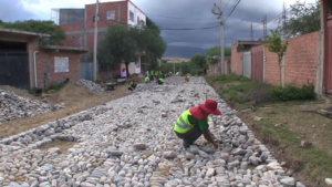 Alcaldía de Tarija realiza empedrado de nueve barrios del Distrito 8