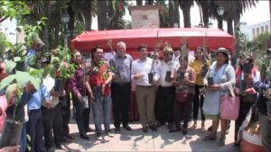 Alcalde de Tarija entrega más de 3 mil plantines de nogal y olivo a 14 comunidades
