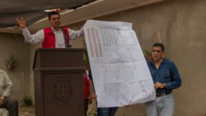 Alcalde de Tarija Johnny Torres entrega planimetrías a vecinos del “barrio Azucarero”