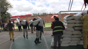 Alcaldía de Tarija entrega insumos a 450 familias que fueron afectadas por la granizada