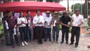 Alcalde de Tarija entrega biofertilizantes y cajas apícolas
