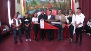 Alcalde de Tarija premió a diez ganadores del programa “Incubadora de Empresas”