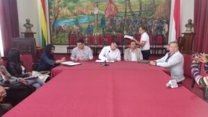 Alcalde de Tarija firma convenio con la junta padres de familia para que el desayuno escolar 2024 sea distribuido por empresas artesanales