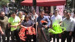 alcalde torres entrega material deportivo a 27 asociaciones municipales de tarija.