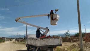 Alcaldía de Tarija entrega más de 40 pantallas de alumbrado público al distrito 9 y 10