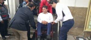 ALCALDE RETORNA A SU DESPACHO EN SILLAS DE RUEDAS