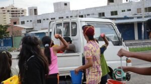 La Policía advierte arrestar a quienes lacen globos de agua con agresividad