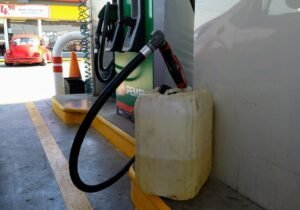 Detectan oferta de gasolina hasta en Bs 10 el litro