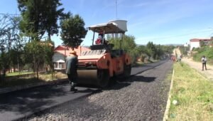 Alcaldía de Tarija asfalta avenida Los Lapachos en el barrio Alto Senac