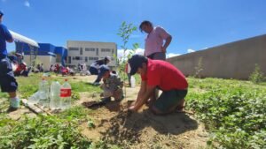 Reforestación de la Unidad Educativa Nueva Esperanza bajo el programa «Creciendo Juntos»