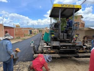Alcaldía de Tarija asfalta avenida Salinas en el barrio El Constructor