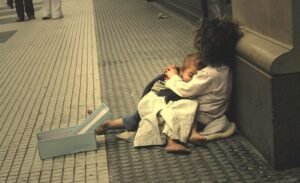 MADRE ECHÓ A LA CALLE A SUS DOS HIJOS EN MEDIA NOCHE 