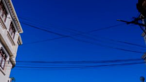 Alcaldía de Tarija da inicio al retiro de la maraña de cables en desuso que se encuentran en el casco viejo de la ciudad