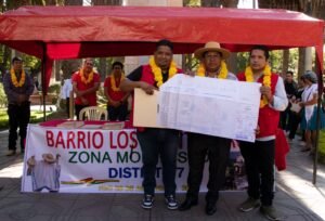Alcalde de Tarija Johnny Torres entrega planimetrías a vecinos del barrio “Los Montoneros”