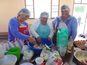 Alcaldía de Tarija capacita a mujeres de las comunidades en repostería y transformados de alimentos.