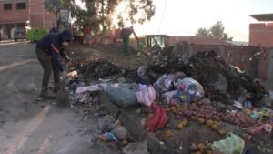 Alcaldía de Tarija realiza limpieza en la zona del Mercado Campesino