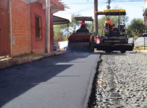Alcaldía de Tarija realiza el asfaltado de calles en el barrio Tabladita I