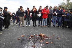 Alcalde de Tarija entrega e inaugura la avenida principal del distrito 10 totalmente asfaltada.