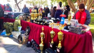 Alcaldía entrega material deportivo en beneficio de jóvenes y niños deportistas tarijeños
