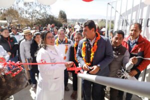 Alcalde de Tarija entrega el mejorado y moderno centro de salud en el barrio Aranjuez Sud.
