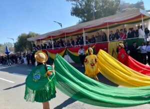 Alcalde de Tarija participa en el desfile escolar en conmemoración del 199 aniversario de Bolivia.