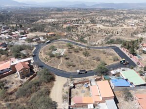 Alcaldía de Tarija asfalta rotonda de ingreso al barrio Alto Catedral