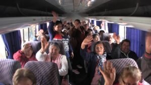 Alcaldía de Tarija lleva a 150 personas adultas mayores al santuario de la Virgen de Chaguaya