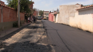 Alcaldía de Tarija realiza asfaltado en el barrio El Rosedal