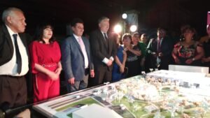 Alcalde de Tarija presenta el proyecto “Centro Comercial Colosal Andalucía” y el parque paleontológico-Boulevard