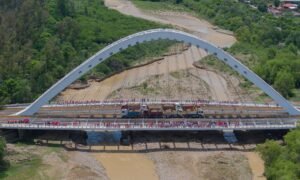 Puente 4 de julio supera la prueba de carga con más de 320 toneladas de peso sobre la plataforma.