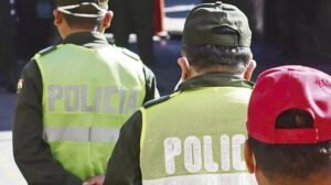Sujeto vestido de policía sustrae 2000 bolivianos y un celular a personas de la tercera edad