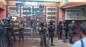 POLICÍA RESGUARDA EDIFICIO DE LA FSUCCT Y EVITA ENFRENTAMIENTOS ENTRE CAMPESINOS