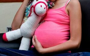 Menor de 12 años con 5 meses de embarazo denuncia a su padrastro por violación