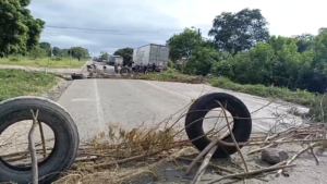 CUARTO DÍA DE BLOQUEO EN YACUIBA; PADRES EXIGEN DESEMBOLSOS PARA SALUD Y EDUCACIÓN