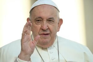 El cuadro clínico del papa «es complejo» y requerirá «una hospitalización adecuada»