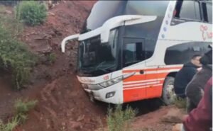 Un bus de Trans Copacabana se encunetó en Camargo, sospechan que el chofer estaba ebrio