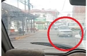 Atracadores robaron tres joyerías y huyeron en una vagoneta robada